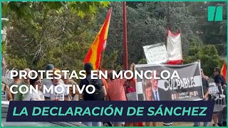 Protestas en las inmediaciones de La Moncloa con motivo de la declaración de Sánchez [upl. by Nilkoorb]