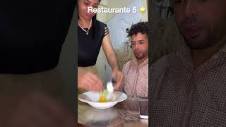 Hombre se come huevo crudo en restaurante de lujo [upl. by Far714]