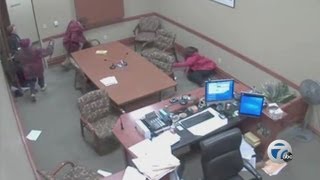 Woman attacked by boyfriend in courtroom [upl. by Betta556]