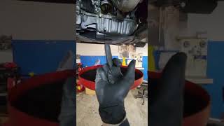 Engine Oil Filter Mess Free Removal Hack 👀👌 shorts tevideos honda nomess [upl. by Oscar]