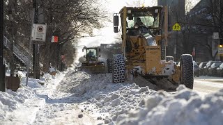 Déneigement  dernier hiver pour les sirènes de remorquage à Montréal [upl. by Nahttam]