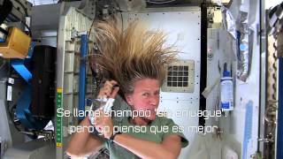 Cómo lavarse el cabello en el espacio EN ESPAÑOL [upl. by Enixam]