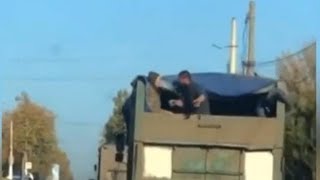 Ucraina lite tra i soldati russi sul camion con cui lasciano Kherson [upl. by Aleahs]