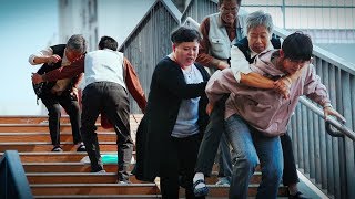 When an old man was struggling to help his wife down the stairs what will happen当两位老人艰难地下楼梯，会发生什么？ [upl. by Matias802]