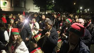 Milhares de pessoas no cortejo do Pinheiro em noite de chuva persistente [upl. by Einnalem]