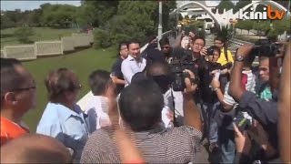 Dua NGO hampir berentap di luar Parlimen [upl. by Akeme]