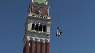 A Venezia il volo dellangelo apre il Carnevale record turisti [upl. by Lletnwahs]