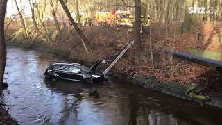 Unfall in Pinneberg  Auto landet in der Mühlenau [upl. by Barrow]