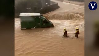 Impresionantes imágenes del rescate de dos personas atrapadas por la inundaciones en Alzira [upl. by Vel22]