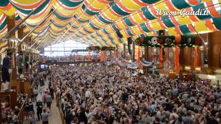 Die Krüge hoch im SchützenFestzelt um 1100 Uhr morgens am 2 WiesnSamstag auf dem Oktoberfest [upl. by Zetnauq]