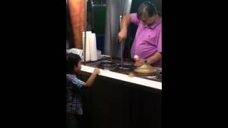 Vendedor de helados hace una broma a un niño [upl. by Utley813]