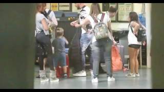 LIONEL MESSI Y ANTONELLA ROCCUZZO EN EL AEROPUERTO DE BARCELONA RUMBO AL ROSARIO [upl. by Accemahs]