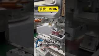 this is a fully automatic pad printing machinethe vibrating plate is fed to the material top [upl. by Mateya23]