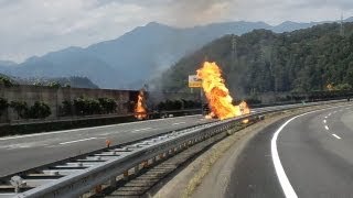 中央自動車道 高速道路 ボンベ爆発 トラック横転 火災 ドラレコ [upl. by Franckot87]