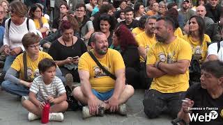 Faenza Gli quotalluvionati arrabbiatiquot protestano in piazza del Popolo [upl. by Enihsnus]