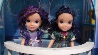 Mal and Evies Magic sleepover at Elsias Ice Castle Part 1Toddler Anna and Elsia Descendants dolls [upl. by Daniella]