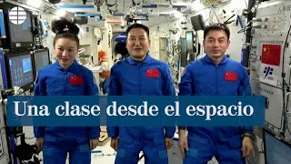 Los tripulantes de la estación espacial china dan una clase desde el espacio [upl. by Kalagher284]