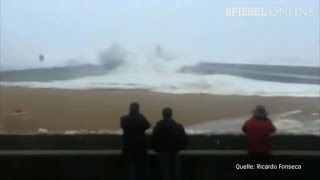 Welle in Portugal Schaulustige flüchten vor Wassermassen  DER SPIEGEL [upl. by Adnohsel59]