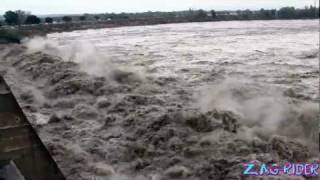 Reportage sur le Rhône en crue levacuateur de crue du barrage de Vallabrègues [upl. by Pellikka]