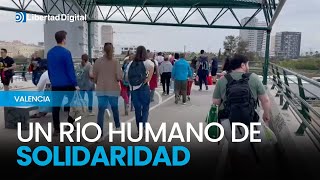 Un río humano de solidaridad desborda la pedanía valenciana de La Torre [upl. by Sirronal]