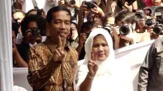 Joko Widodo voting at the 2014 Indonesian presidential elections [upl. by Ayortal644]