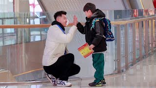 When a Kid Asks Passersby to Write a Certificate of Merit  Social Experiment 当小朋友请路人帮忙写奖状，大家会怎么做呢？ [upl. by Enwahs]