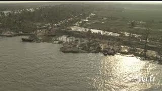 Bangladesh  village après le cyclone Sidr [upl. by Harp940]