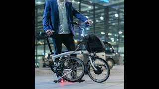 Le vélo pliant électrique Brompton disponible chez Holland Bikes [upl. by Parfitt918]