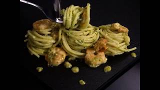 Spaghetti con pesto di zucchine gamberi e pomodorini [upl. by Eidaj]