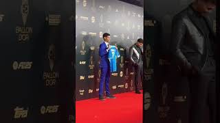 Luva de pedreiro mostra camisa de Vinícius JR na premiação da bola de ouro [upl. by Emmeram]