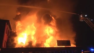 EXPLOSION BEI LAGERHALLENBRAND  Mehrere Feuerwehrleute schwer verletzt  Großbrand in Hilden [upl. by Resiak]