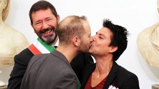 Matrimoni gay scontro sul gesto quotplatealequot di Ignazio Marino [upl. by Nyrahtak]