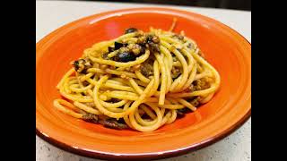 Spaghetti con alici e olive nere [upl. by Llacam313]