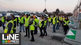 Gilets jaunes  Une opération de péage gratuit  Buchelay 78  France 21 novembre 2018 [upl. by Eeliah]