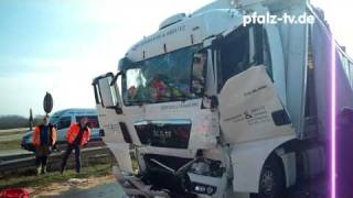 LKW Unfall auf der A 61 LKW rast in Stauende  HD Qualität [upl. by Ybanrab289]