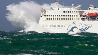 BARCOS CRUCEROS VS OLAS GIGANTES 🌊  DESASTRES NATURALES EXTREMOS [upl. by Barnes]