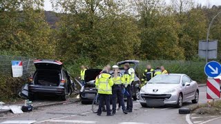 Unfall in Esslingen Polizisten weinen um totgefahrene Mutter und Söhne [upl. by Nissa]