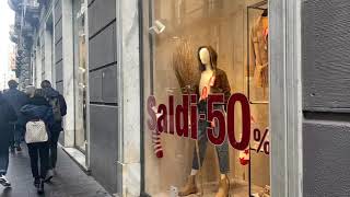 Saldi a Napoli folla nelle vie dello shopping con tanti turisti interessati [upl. by Toddie]