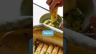 Taquitos – knusprigmexikanisches Fingerfood mit veganer Füllung 🥑🌶️  REWE Deine Küche [upl. by Aisayt]