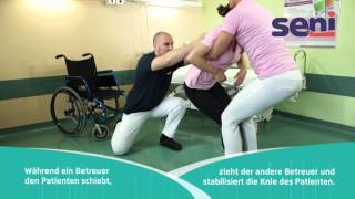 DE 07 Seni  Patiententransfer vom Boden in den Rollstuhl mit zwei Betreuern [upl. by Peedsaj]