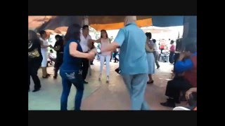 Baile sonidero y Cholas Bailando Cumbia Sampuesana [upl. by Yorle487]