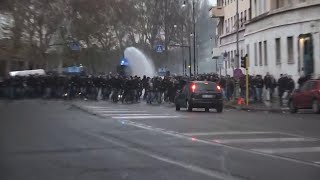 Roma LazioEintracht gli scontri fra i tifosi tedeschi e la polizia [upl. by Beatrix]