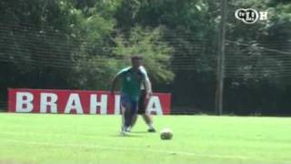 Ronaldinho dá chute incrível e faz lindo gol em treino [upl. by Sheena]