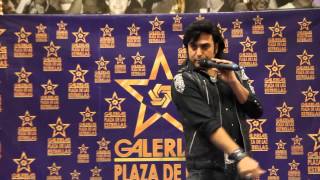 Albertano canta en vivo Plaza Galerías 2013 Imita a Celine Dion o Se el indión xD [upl. by Adiraf]