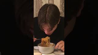 Testar världens starkaste nudlar🍜🌶️ challange humor video mat spicy nudlar [upl. by Lebyram]