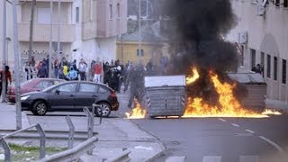 Video Decenas de personas en Melilla se enfrentan a la Policía [upl. by Diskson236]