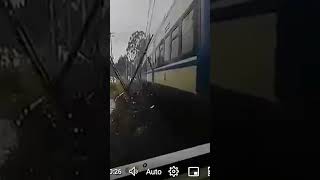 Registro muestra el momento exacto del choque del tren con el microbús en San Pedro de la Paz [upl. by Naujaj]