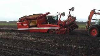 Grimme tectron 415 18m weggezakt in het veen [upl. by Nibaj]