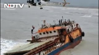 Maharashtra समुद्र में डूब रहे 16 लोगों की Coast Guard ने बचाई जान [upl. by Euell727]