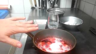 Faire de la confiture de fraises  Recette de confiture maison [upl. by Yrok]